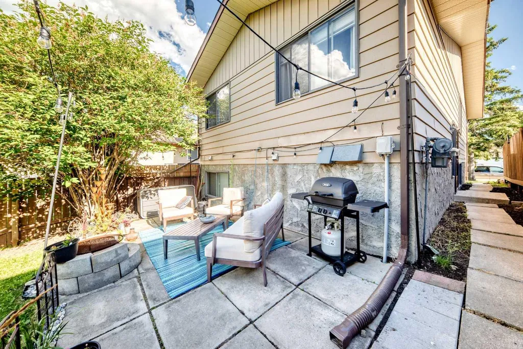 111 Bermondsey Way NW Calgary AB T3K1V5