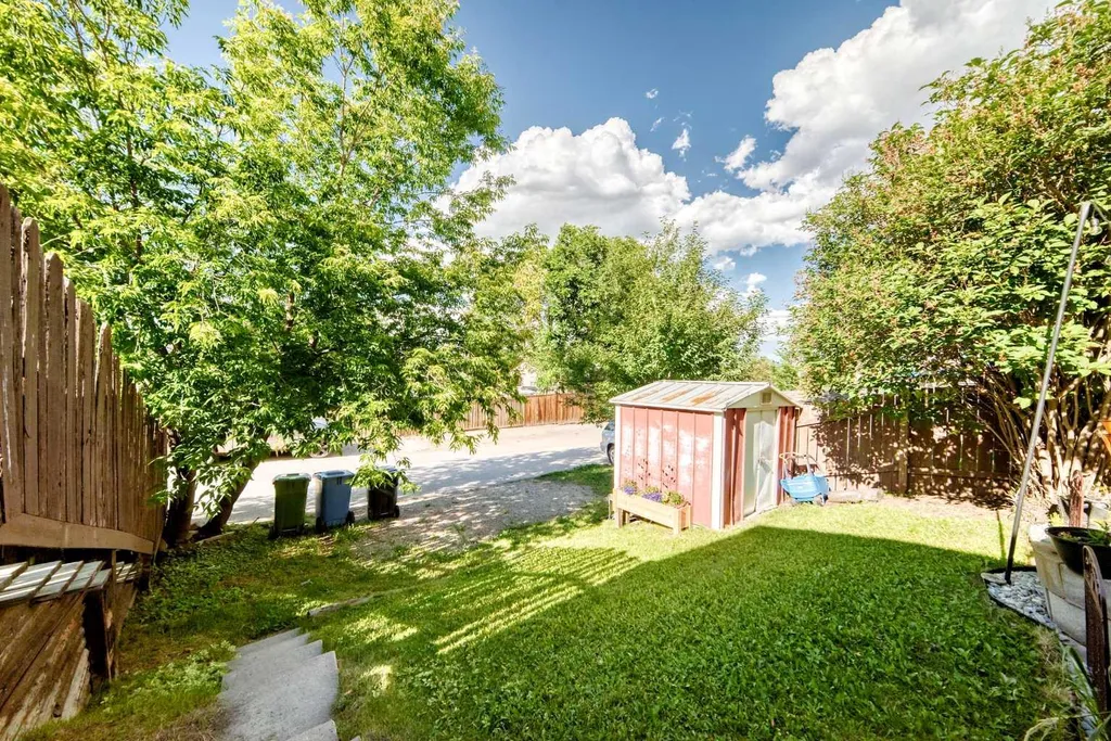 111 Bermondsey Way NW Calgary AB T3K1V5