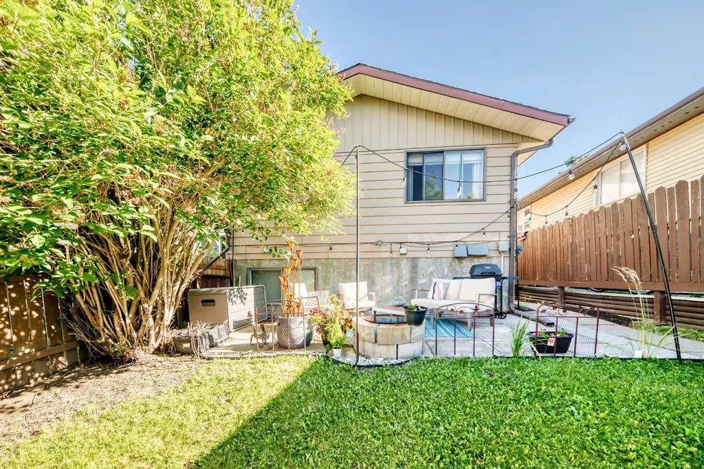 111 Bermondsey Way NW Calgary AB T3K1V5