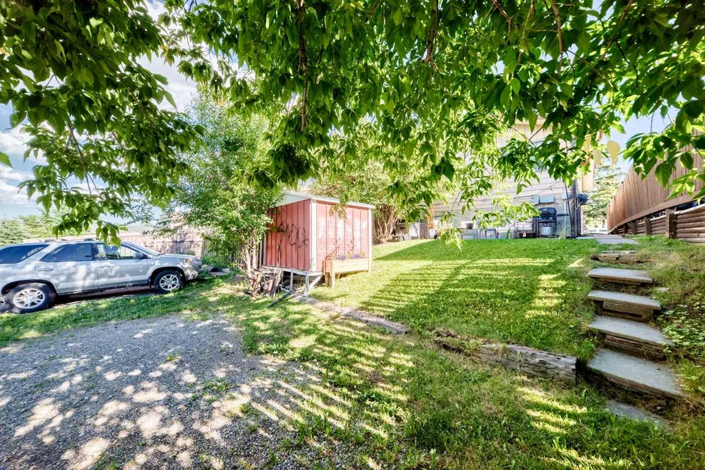 111 Bermondsey Way NW Calgary AB T3K1V5