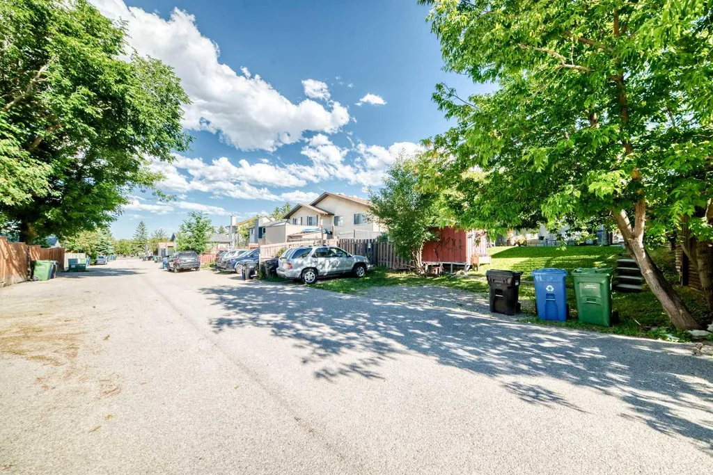 111 Bermondsey Way NW Calgary AB T3K1V5