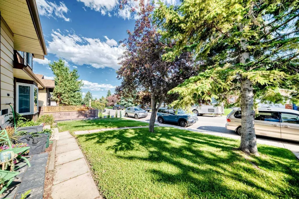 111 Bermondsey Way NW Calgary AB T3K1V5