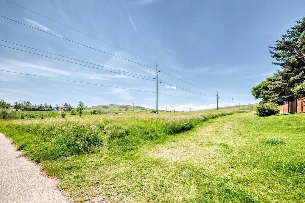 111 Bermondsey Way NW Calgary AB T3K1V5