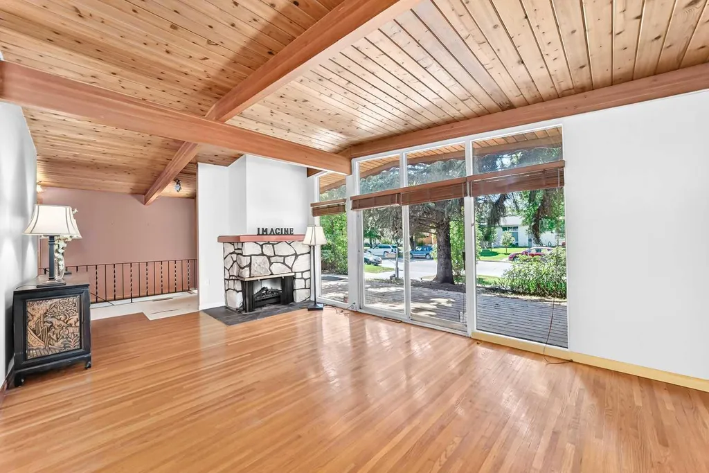 1460 Northmount Drive NW Calgary AB T2L 0G6