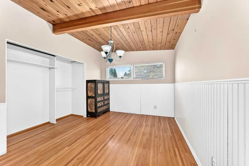 1460 Northmount Drive NW Calgary AB T2L 0G6