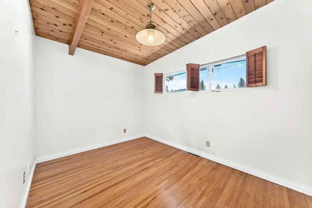 1460 Northmount Drive NW Calgary AB T2L 0G6