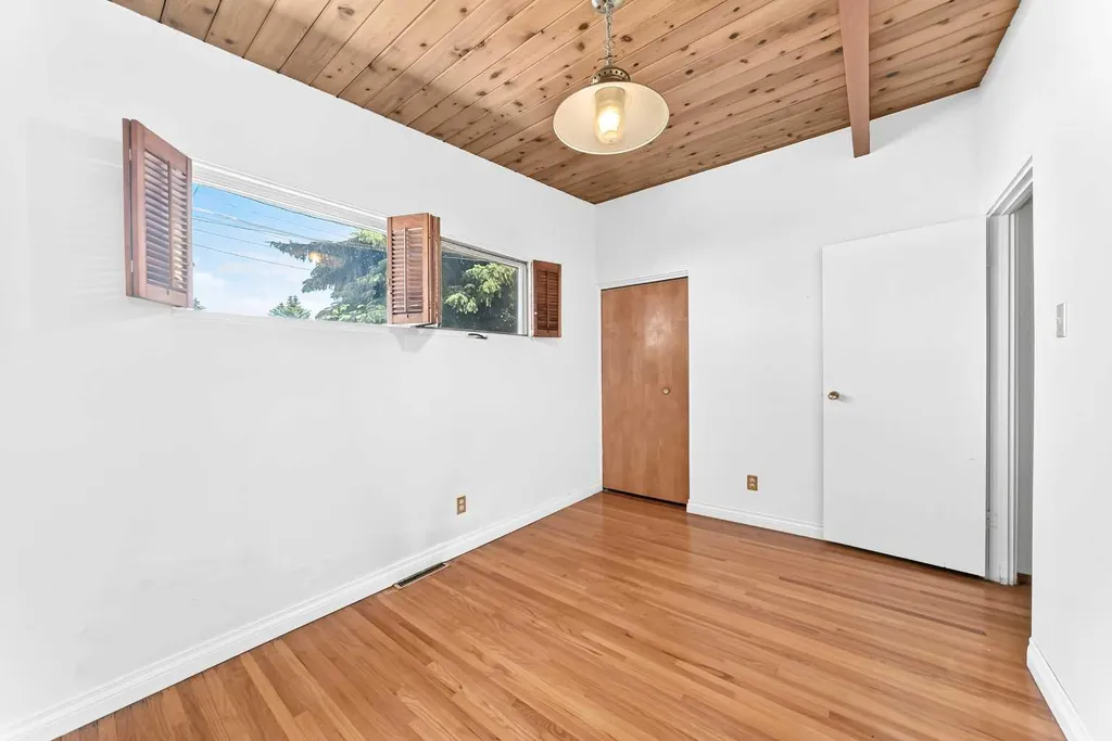 1460 Northmount Drive NW Calgary AB T2L 0G6