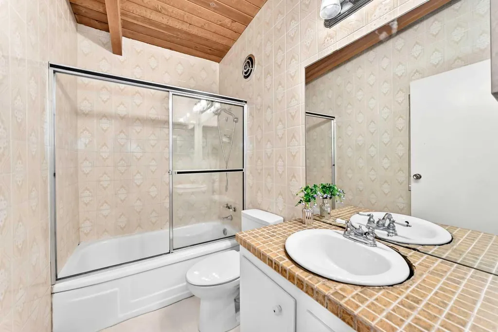 1460 Northmount Drive NW Calgary AB T2L 0G6