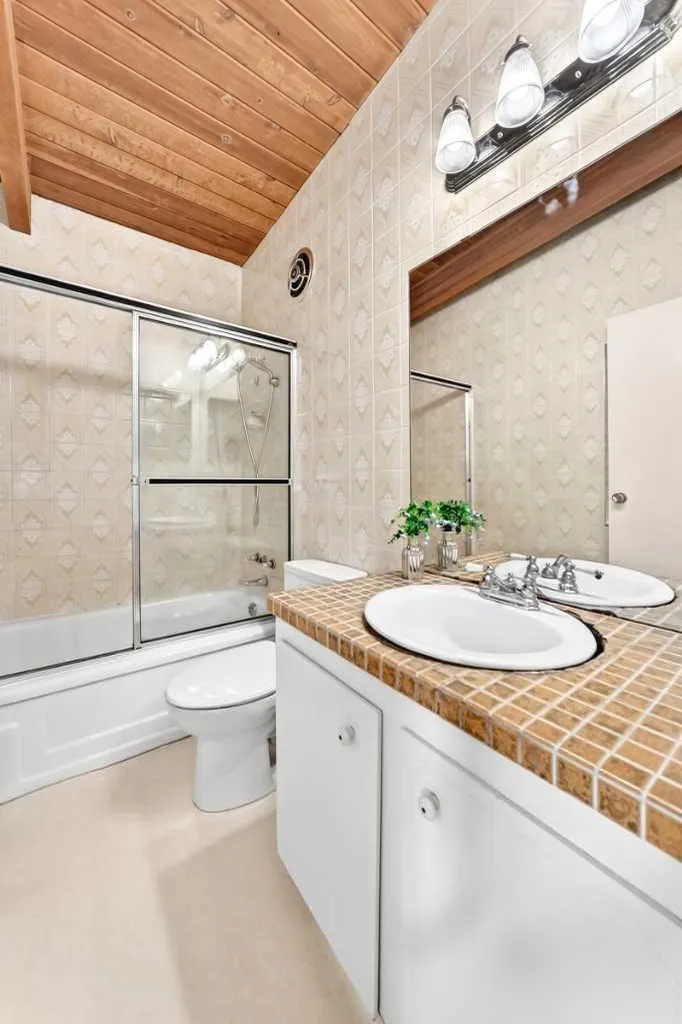 1460 Northmount Drive NW Calgary AB T2L 0G6