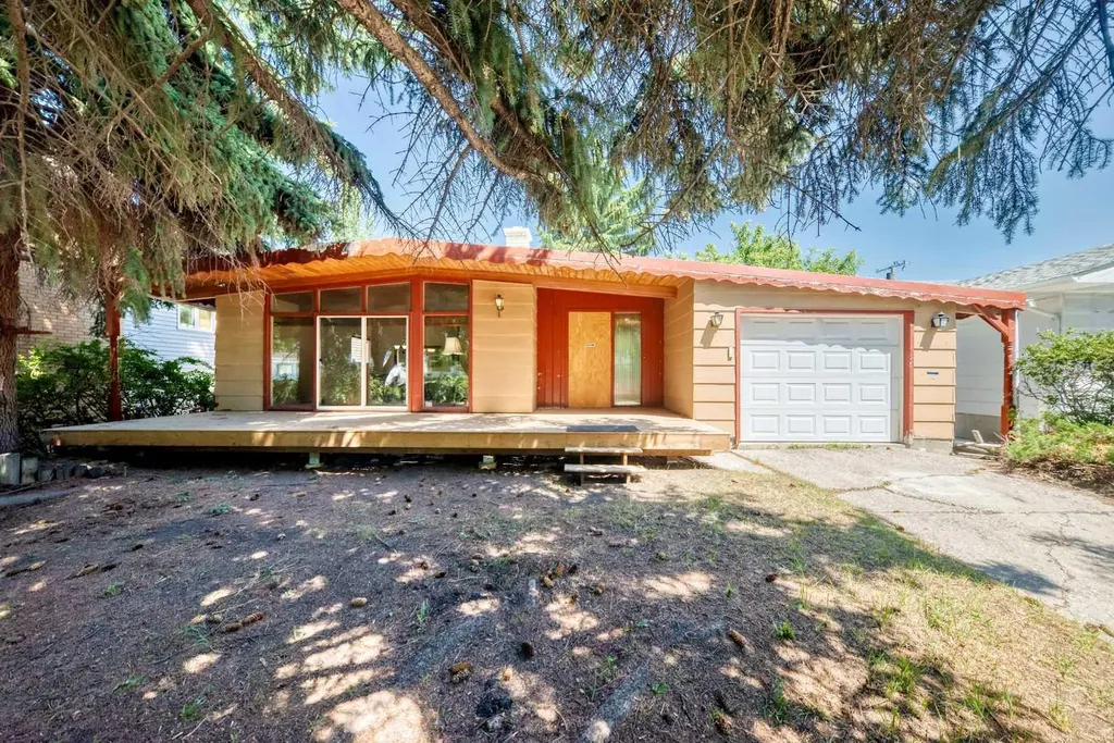 1460 Northmount Drive NW Calgary AB T2L 0G6