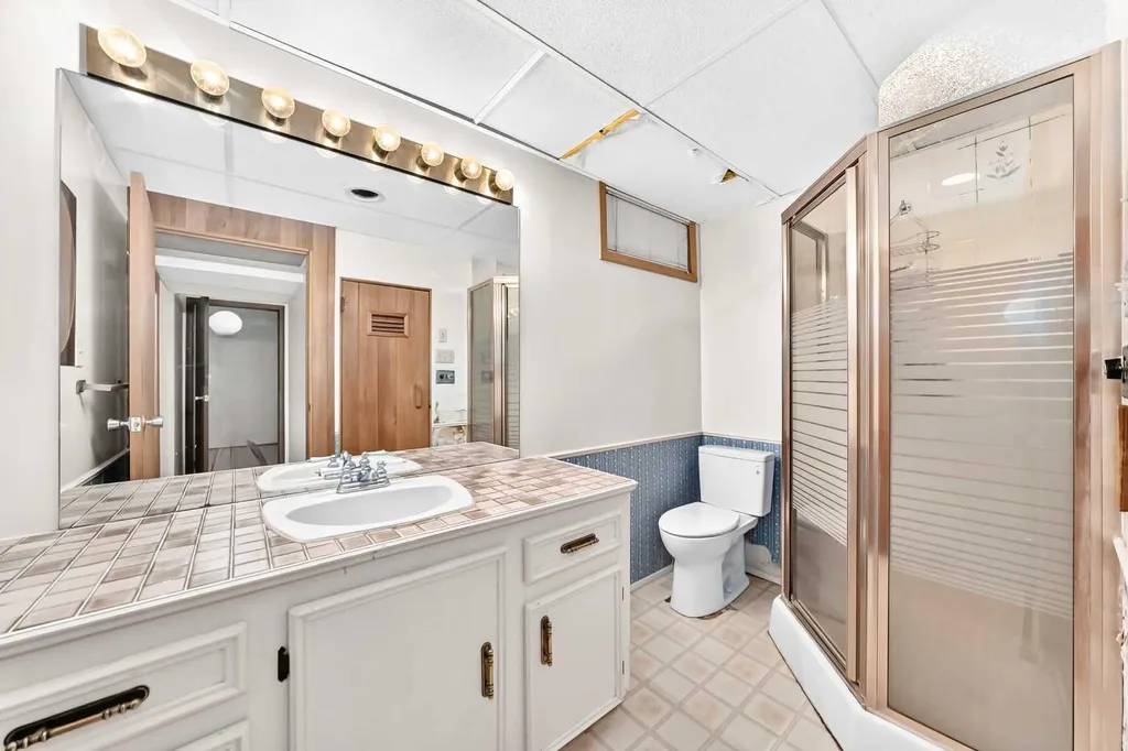 1460 Northmount Drive NW Calgary AB T2L 0G6