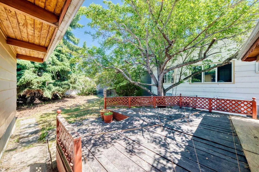 1460 Northmount Drive NW Calgary AB T2L 0G6