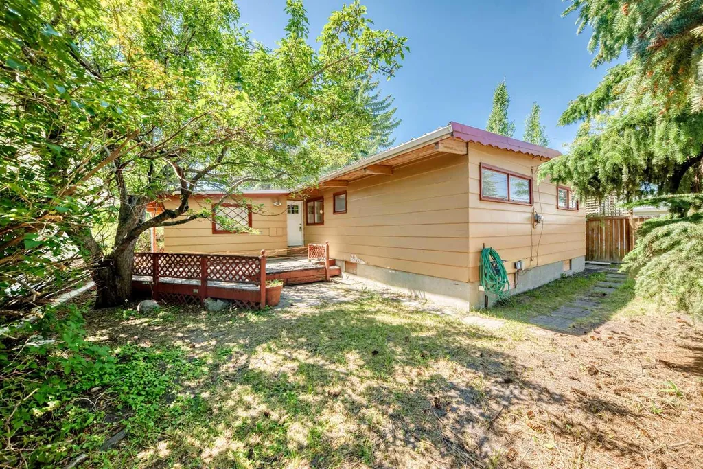 1460 Northmount Drive NW Calgary AB T2L 0G6