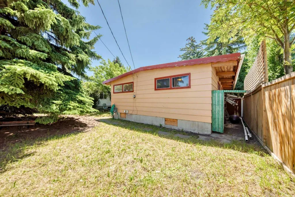 1460 Northmount Drive NW Calgary AB T2L 0G6