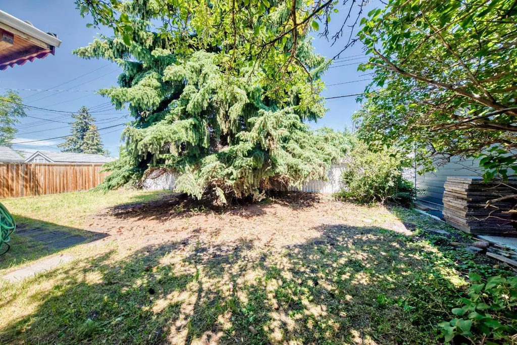 1460 Northmount Drive NW Calgary AB T2L 0G6