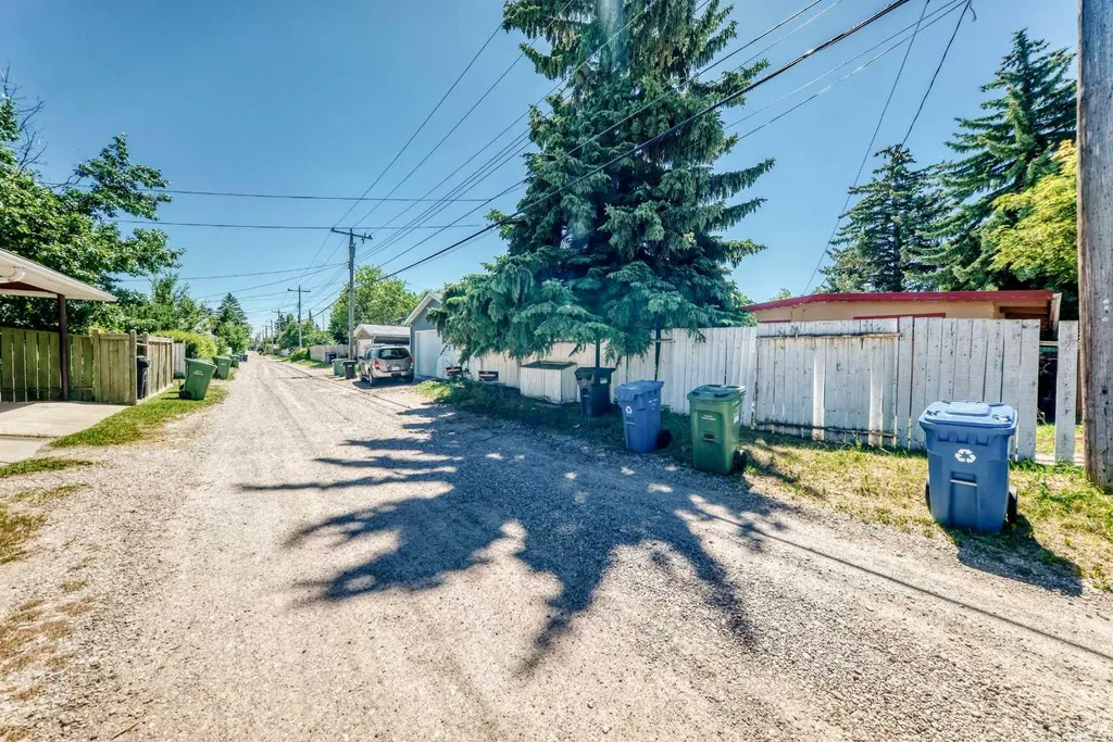 1460 Northmount Drive NW Calgary AB T2L 0G6