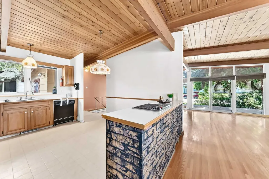 1460 Northmount Drive NW Calgary AB T2L 0G6