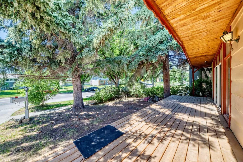 1460 Northmount Drive NW Calgary AB T2L 0G6