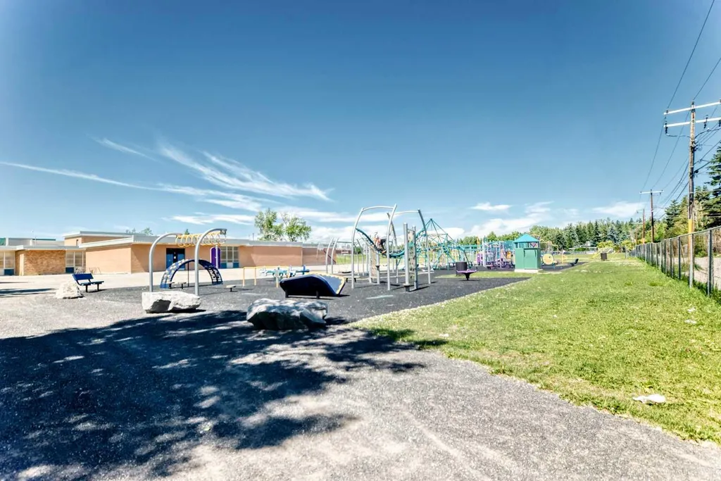 1460 Northmount Drive NW Calgary AB T2L 0G6
