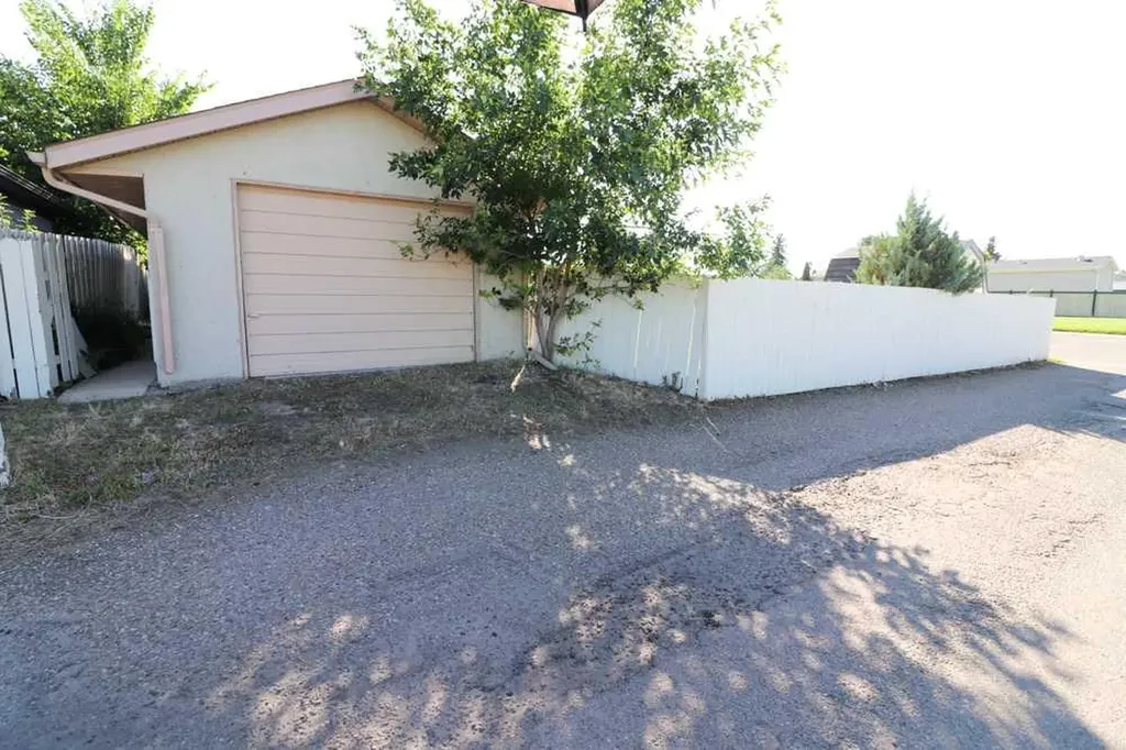 2195 Southview Drive SE Medicine Hat AB T1B1R4