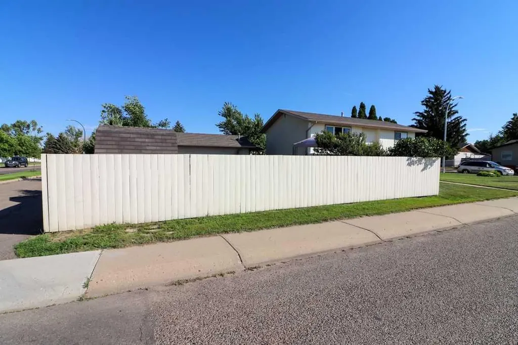 2195 Southview Drive SE Medicine Hat AB T1B1R4