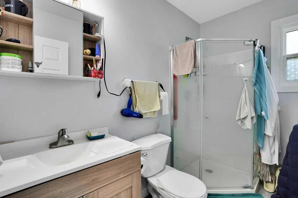 1917 22 Avenue NW Calgary AB T2M 1R8