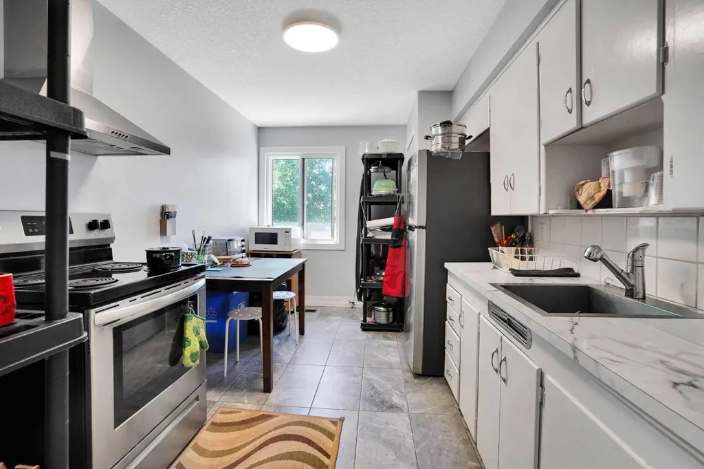 1917 22 Avenue NW Calgary AB T2M 1R8