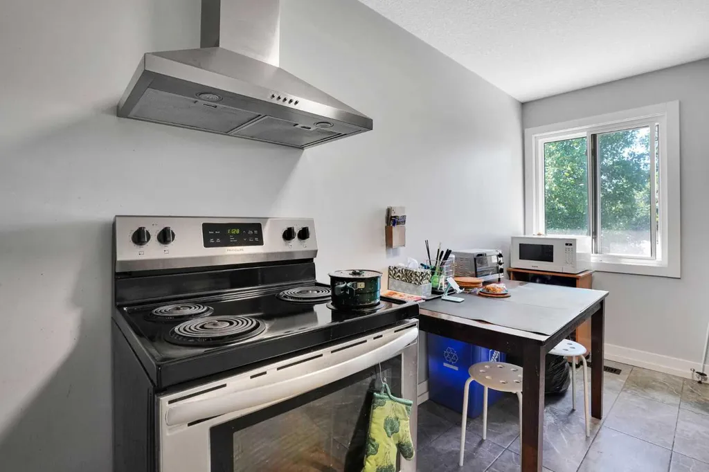 1917 22 Avenue NW Calgary AB T2M 1R8