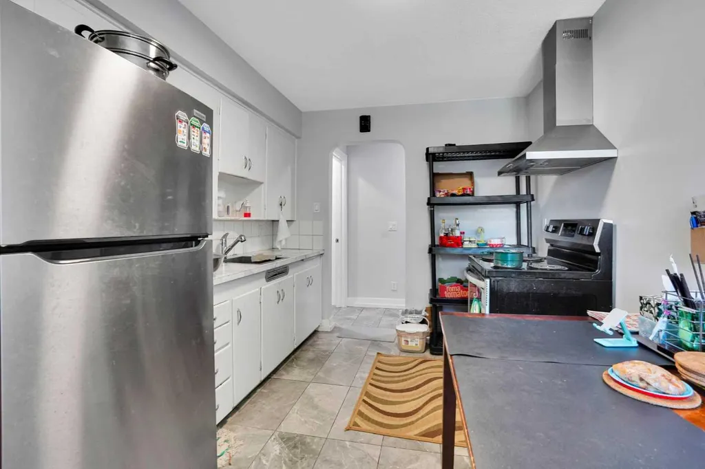 1917 22 Avenue NW Calgary AB T2M 1R8