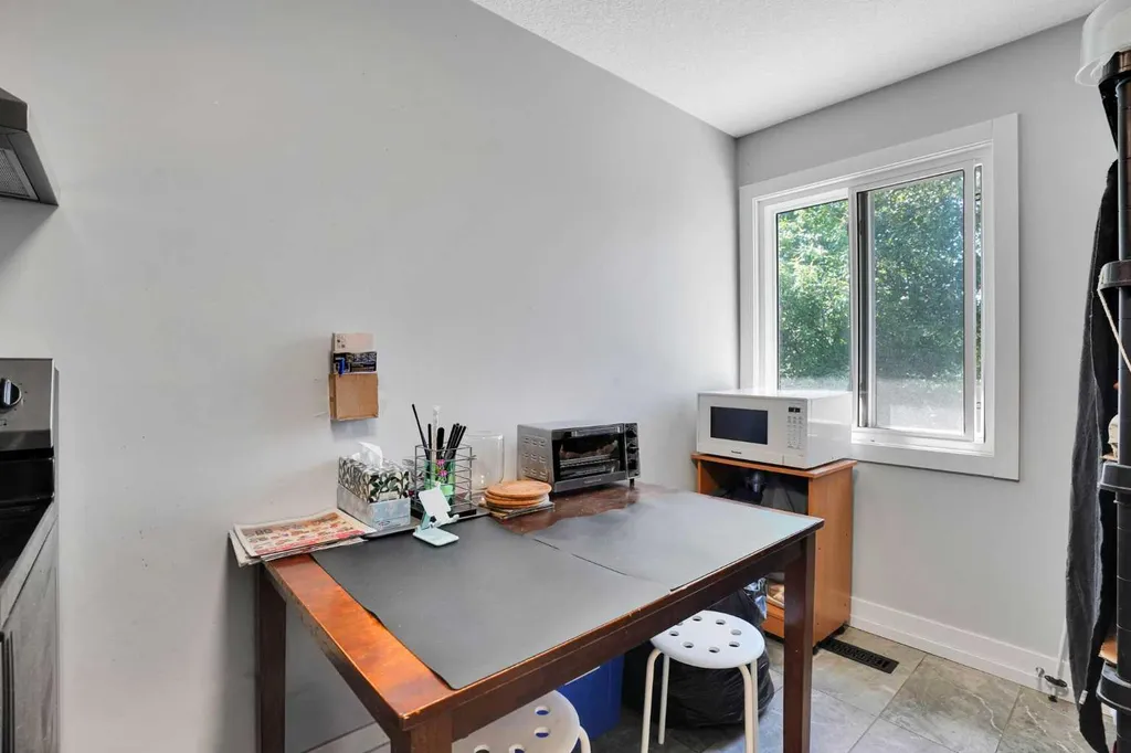 1917 22 Avenue NW Calgary AB T2M 1R8