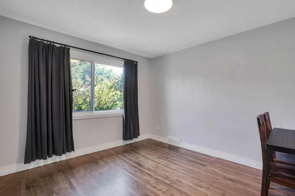 1917 22 Avenue NW Calgary AB T2M 1R8