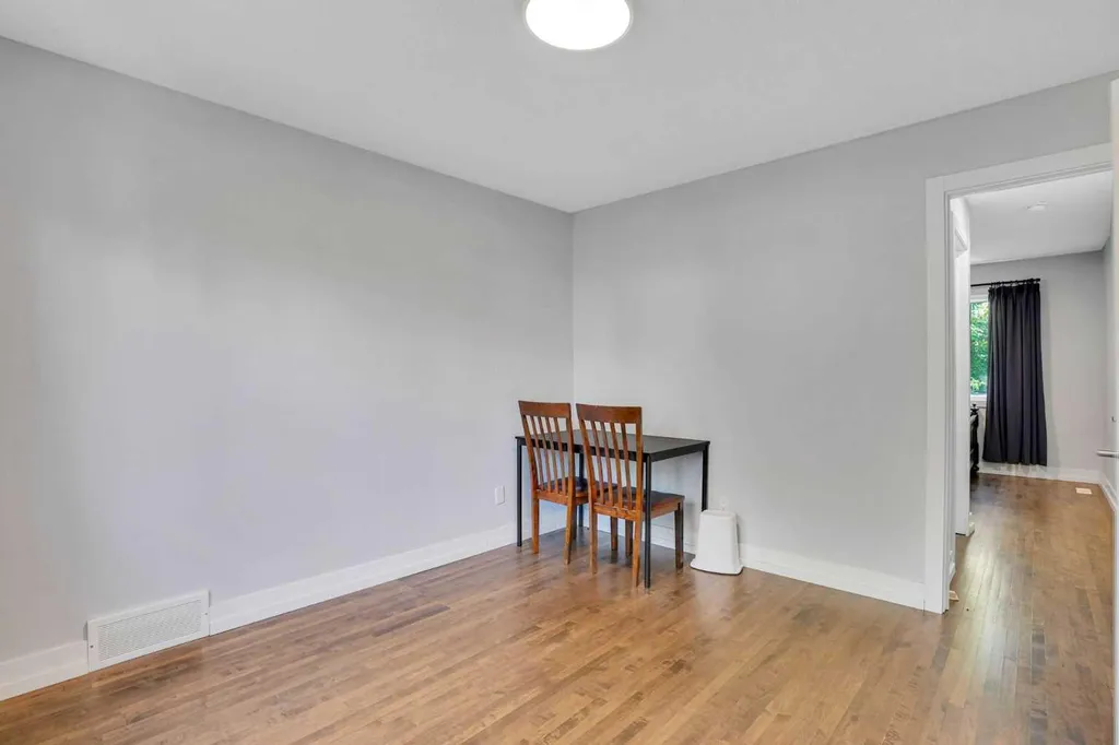 1917 22 Avenue NW Calgary AB T2M 1R8