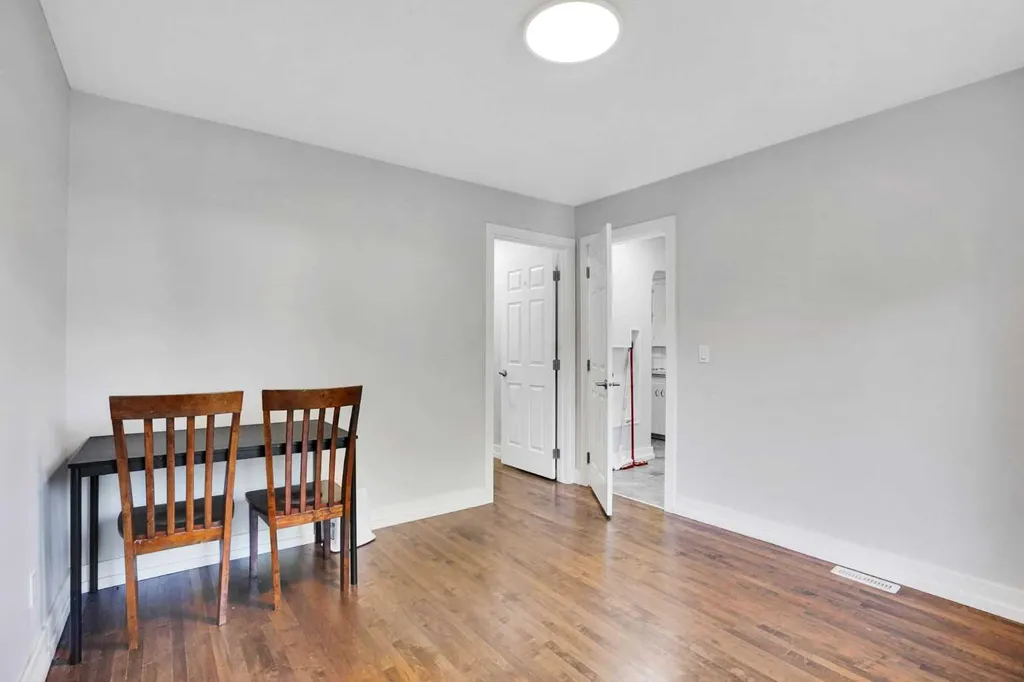 1917 22 Avenue NW Calgary AB T2M 1R8