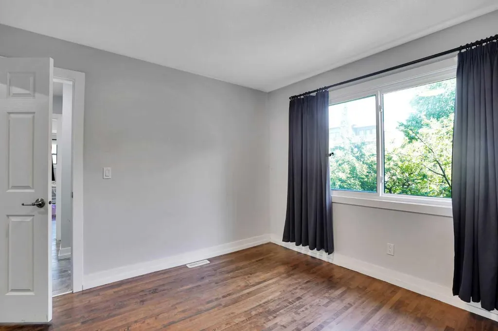 1917 22 Avenue NW Calgary AB T2M 1R8