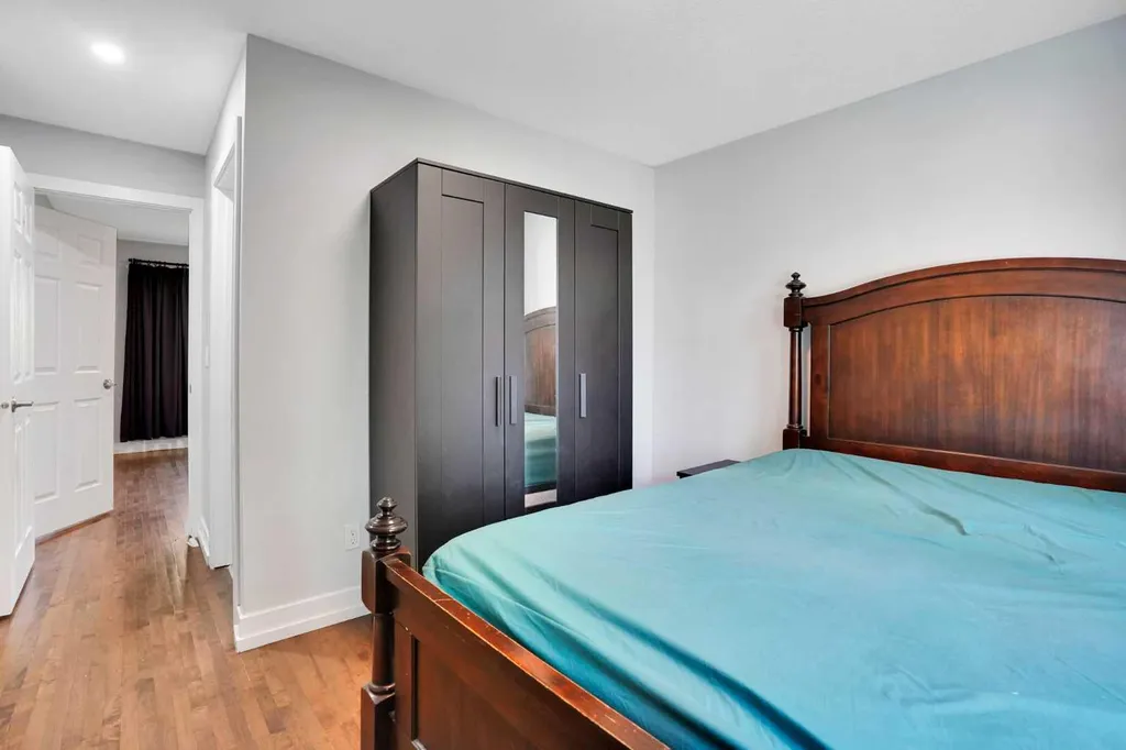 1917 22 Avenue NW Calgary AB T2M 1R8