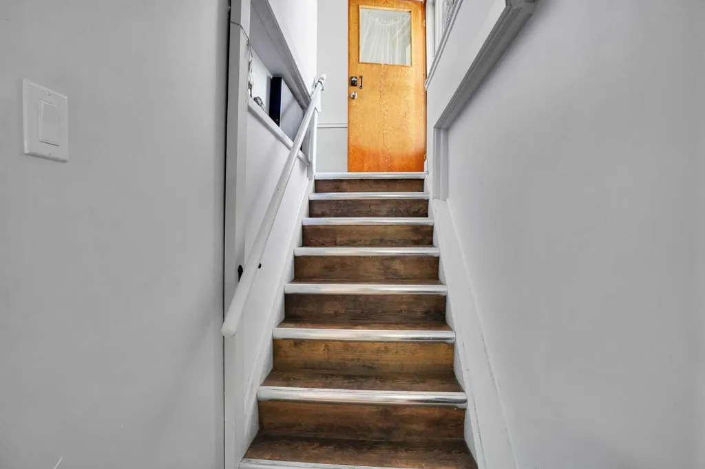 1917 22 Avenue NW Calgary AB T2M 1R8