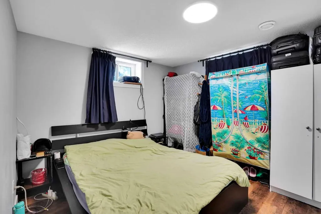 1917 22 Avenue NW Calgary AB T2M 1R8