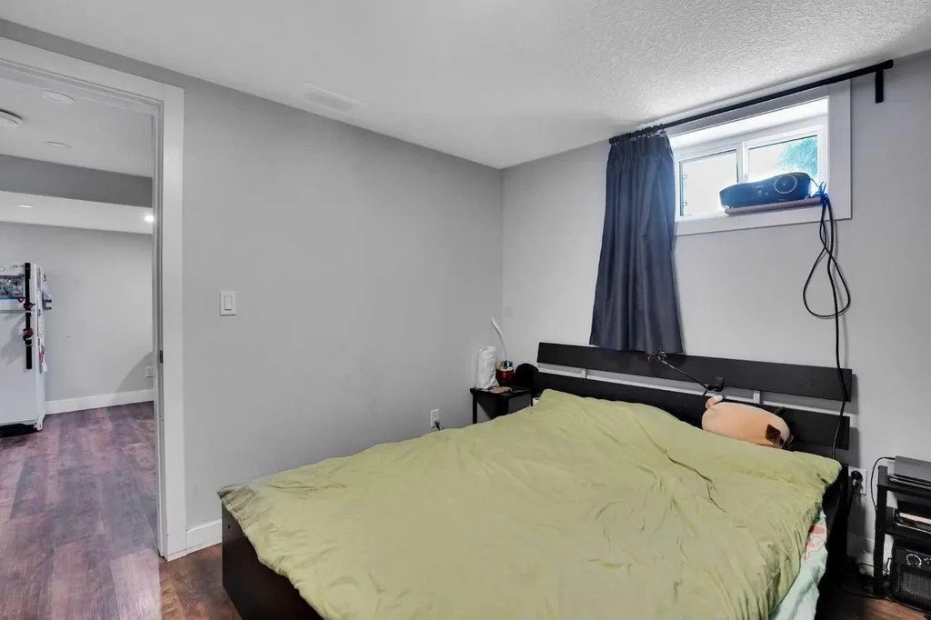 1917 22 Avenue NW Calgary AB T2M 1R8