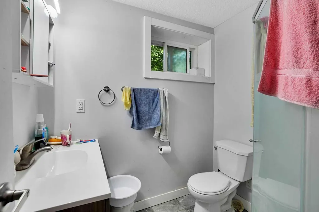 1917 22 Avenue NW Calgary AB T2M 1R8