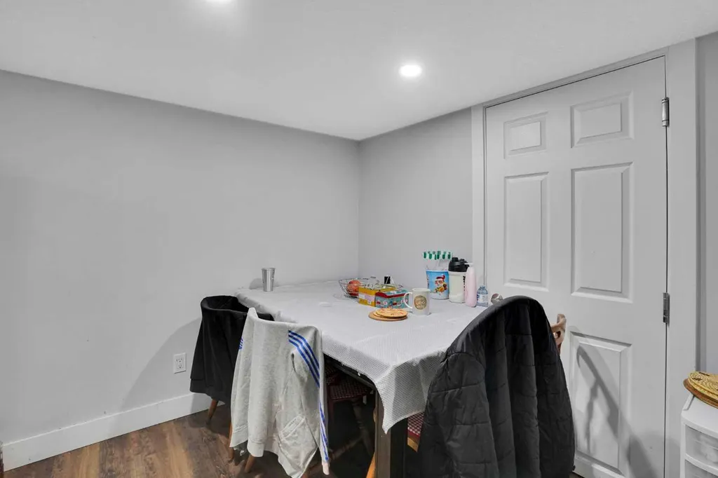 1917 22 Avenue NW Calgary AB T2M 1R8