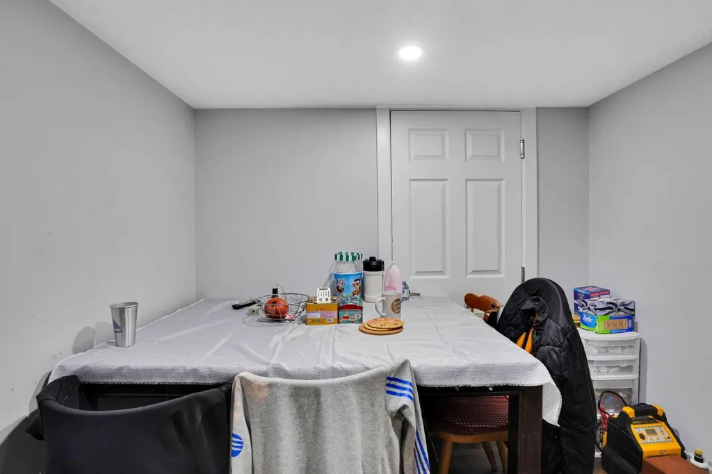 1917 22 Avenue NW Calgary AB T2M 1R8