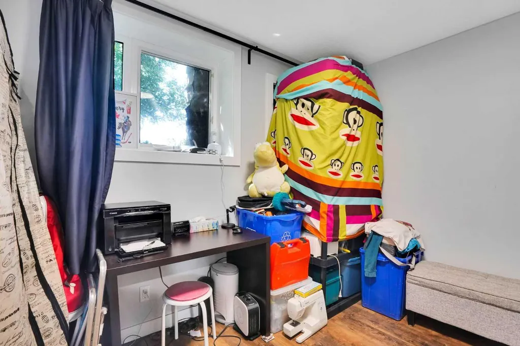 1917 22 Avenue NW Calgary AB T2M 1R8