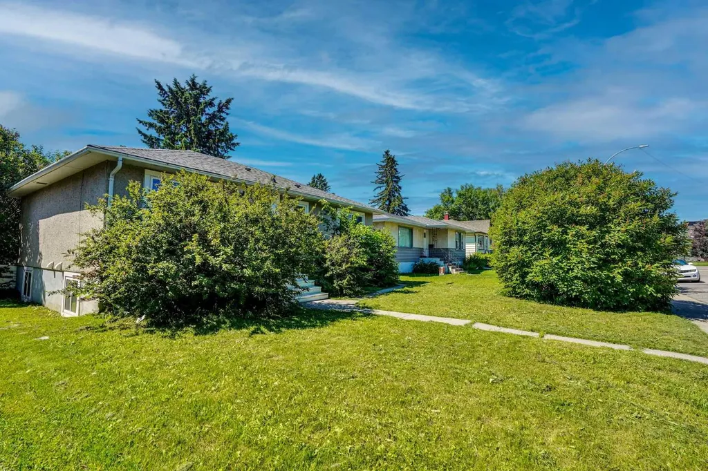 1917 22 Avenue NW Calgary AB T2M 1R8