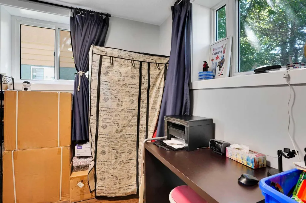 1917 22 Avenue NW Calgary AB T2M 1R8