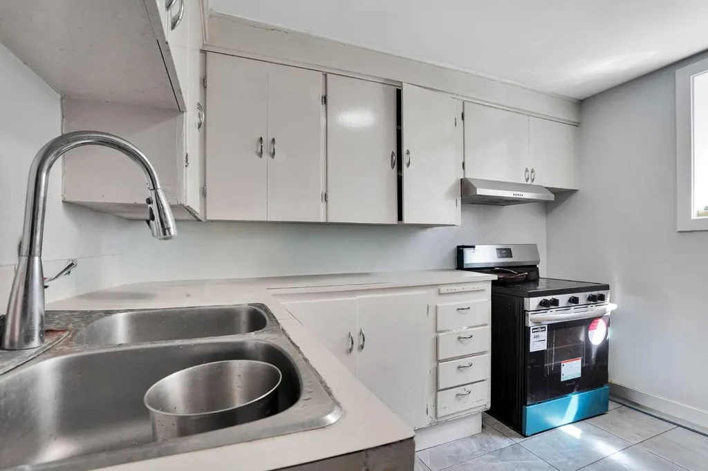 1917 22 Avenue NW Calgary AB T2M 1R8