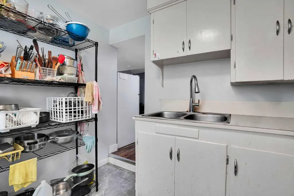 1917 22 Avenue NW Calgary AB T2M 1R8