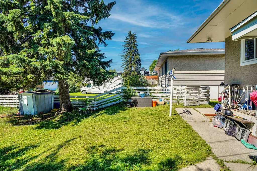 1917 22 Avenue NW Calgary AB T2M 1R8