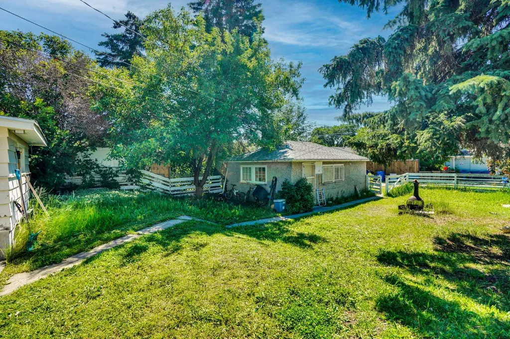1917 22 Avenue NW Calgary AB T2M 1R8