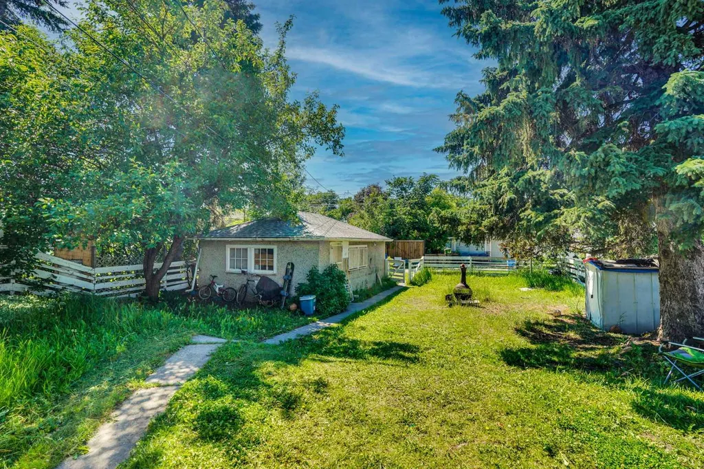 1917 22 Avenue NW Calgary AB T2M 1R8