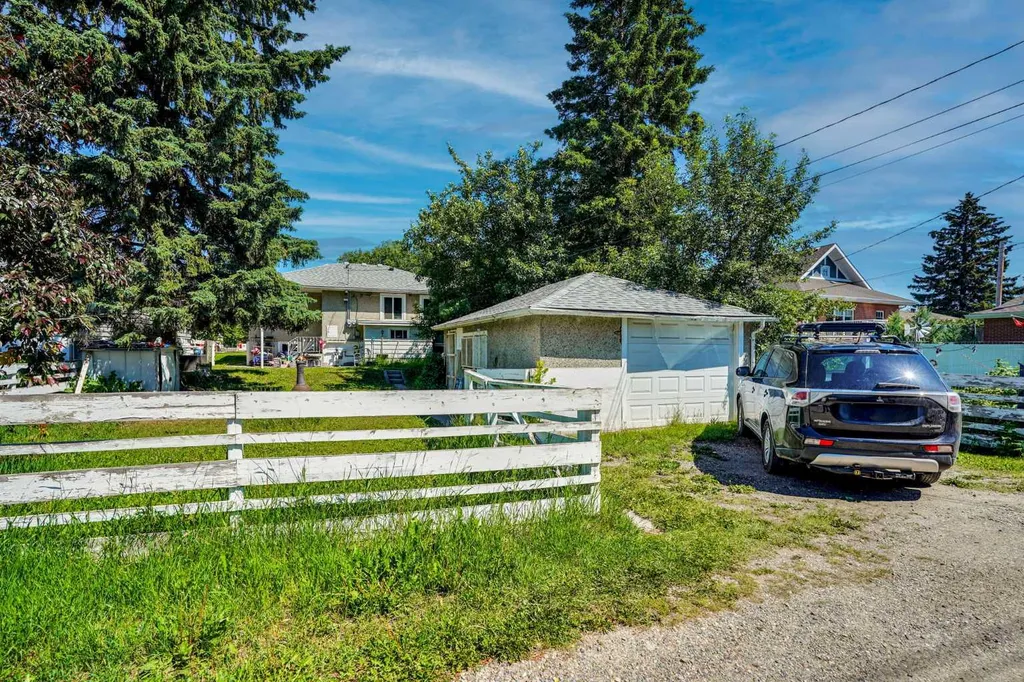 1917 22 Avenue NW Calgary AB T2M 1R8